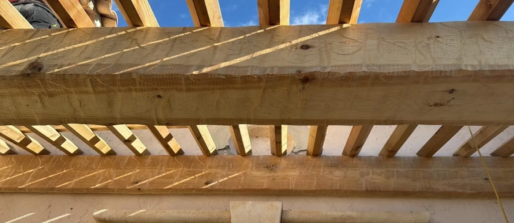 Des artisans charpentiers équipés et certifiés