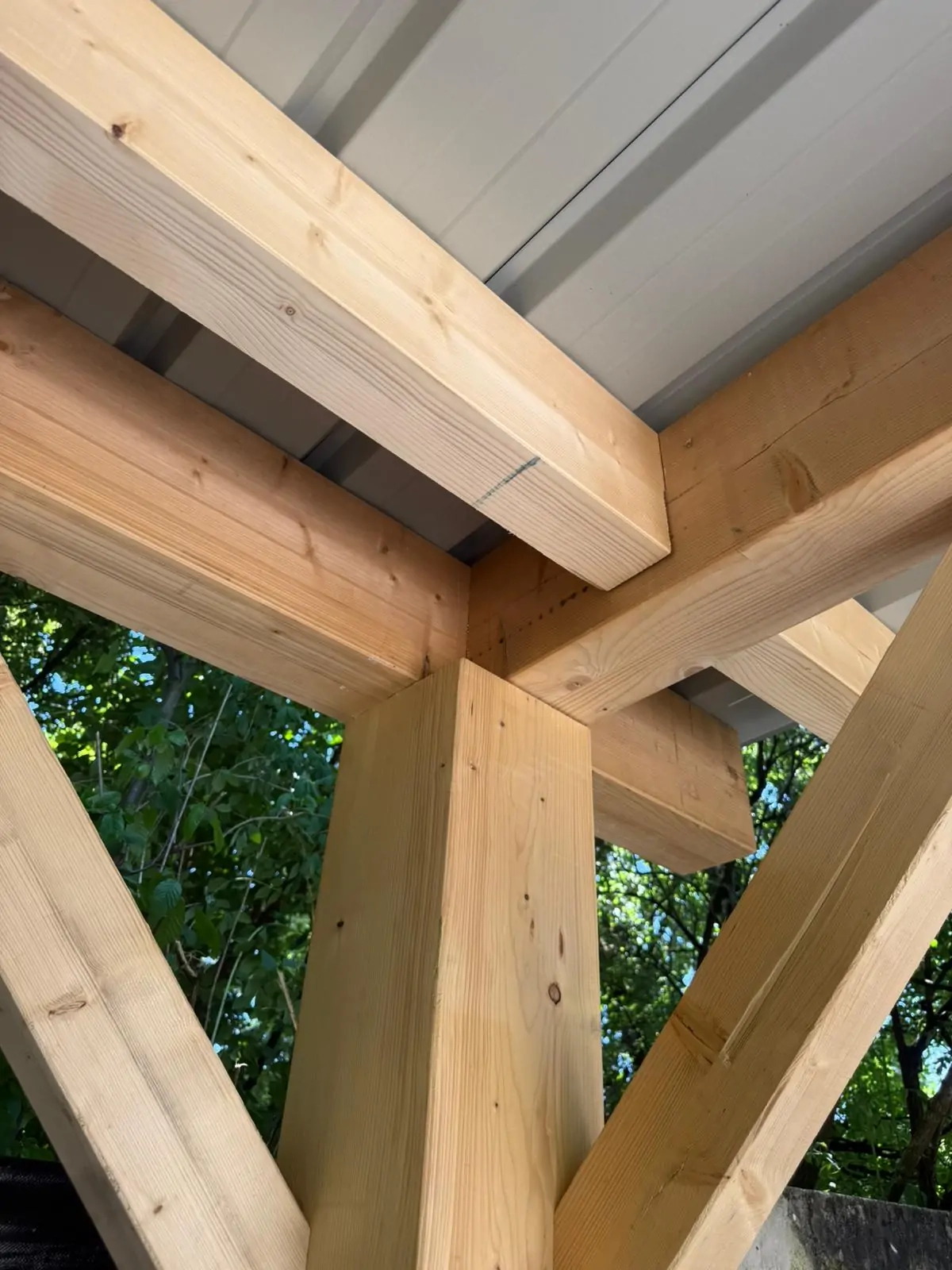assemblage-poteaux-poutres-charpente-bois-geneve-sft-swiss